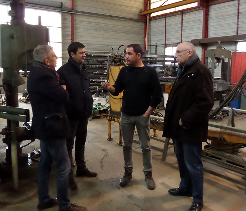 Louis Uminski et Philippe Barrère, vice-présidents, ainsi que Nicolas Lacombe, président, écoutent les explications de Denis Vicentini