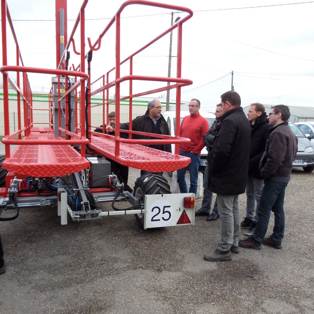 des membres du Cluster Machinisme devant la plate-forme de taille mise au point par LEGER sas. Crédit photo : SMDEN.