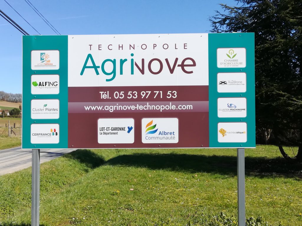 Crédit photo : SMDEN Légende photo : les premières structures installées aux côtés d’Agrinove, rassemblées sur le panneau d’accueil de la technopole.