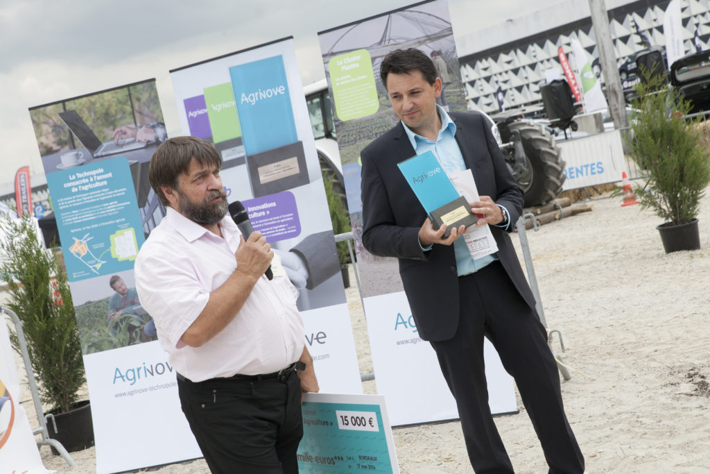 Légende photo : Gilbert Grenier (Bordeaux Sciences Agro) remet à Rémi Frégeat son prix à l’occasion du salon de l’agriculture de Nouvelle-Aquitaine de mai 2016. Crédit photo : SMDEN.