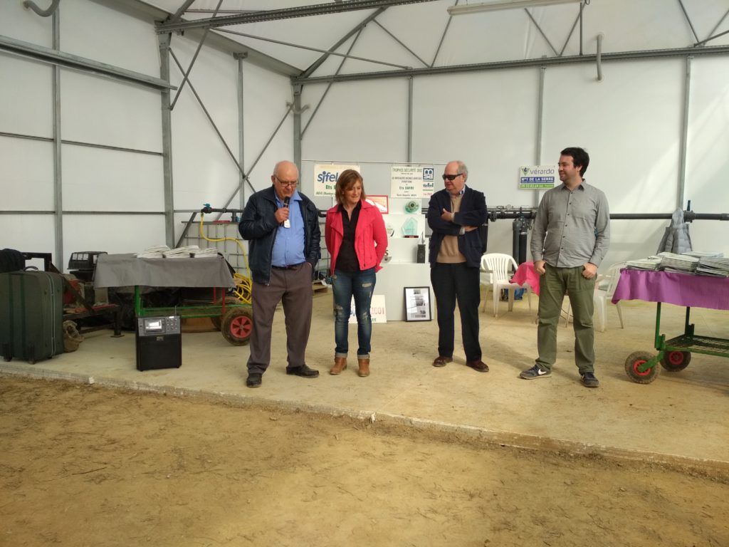 (de gauche à droite) : André Barre (gérant actuel), Aline Cozza (maraîchère) et Messieurs Echavarria père et fils (repreneurs). Crédit photo : Agrinove